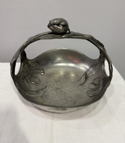 Antike Jugendstil-Zinnschale mit Henkel und Blütenrelief – Bossert Basel, um 1900