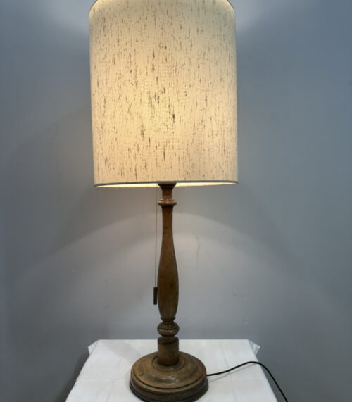 Vintage Tischlampe mit Holzfuss und zylindrischem Stoffschirm