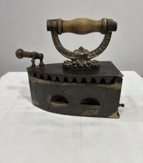 Antikes Kohlebügeleisen aus Gusseisen mit Holzgriff