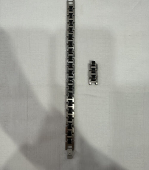 Edelstahlarmband mit schwarzen Elementen – modernes Design