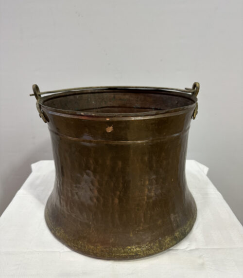 Antiker Kupferkessel mit genieteten Details