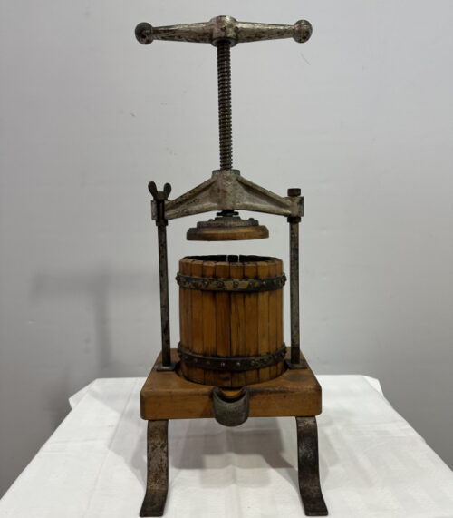 Antike Wein- und Obstmühle mit Holzkorb und Eisenbeschlägen
