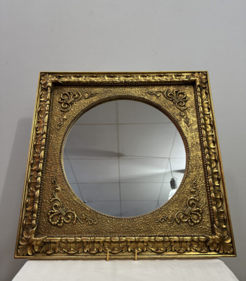 Quadratischer Spiegel mit reich verziertem Goldrahmen