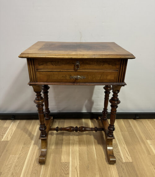 Antiker Näh- und Beistelltisch aus Nussbaum mit edlem Furnier, ca. 1900