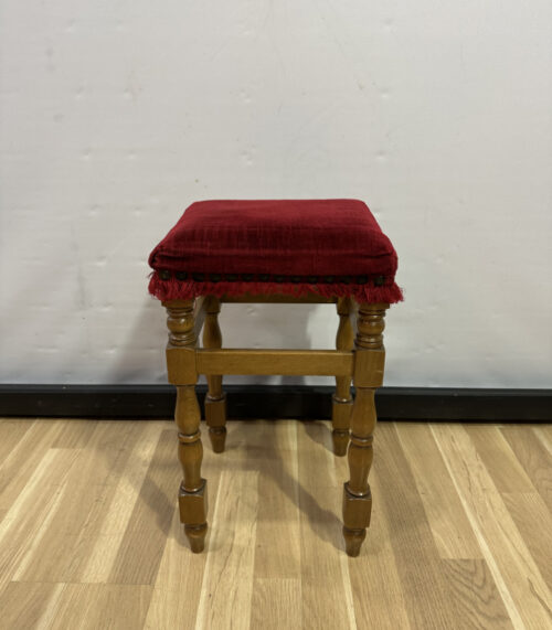 Vintage Holzhocker mit rotem Veloursbezug