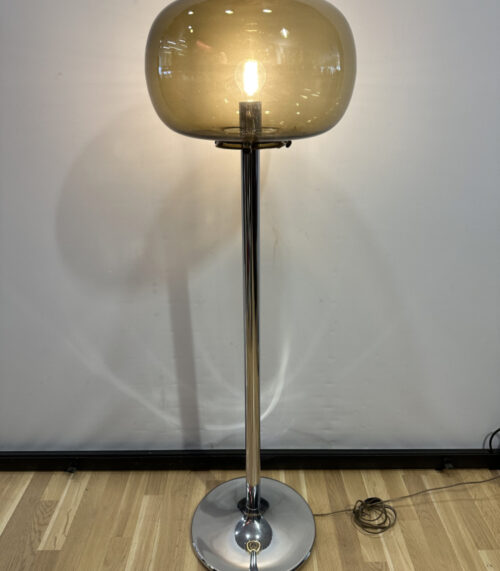 Vintage Stehleuchte aus den 70er Jahren mit Rauchglas Schirm und Chromgestell