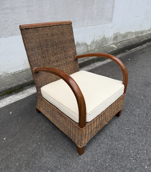 Rattan Sessel mit Holzarmlehnen und cremefarbenem Kissen