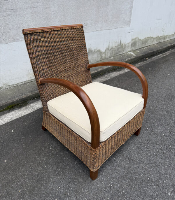 Rattan Sessel mit Holzarmlehnen und cremefarbenem Kissen