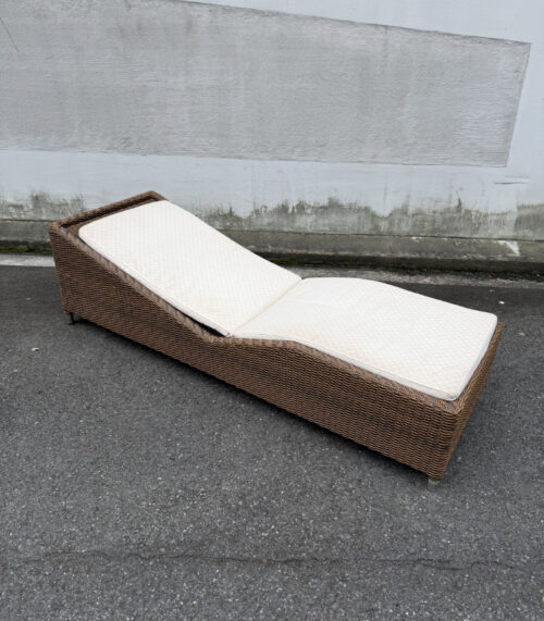 Rattan Gartenliege von Möbel Pfister mit cremefarbenem Polster