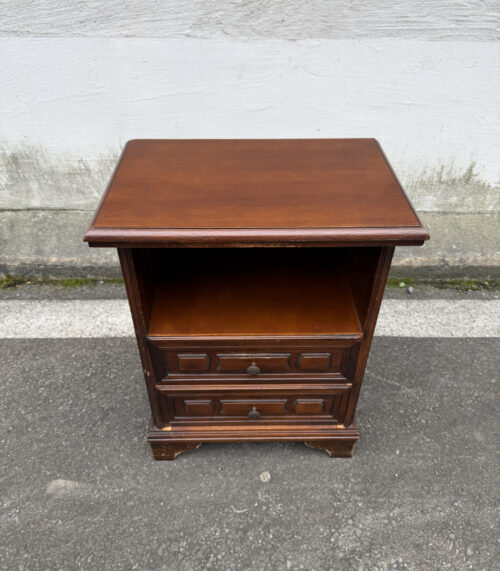 Klassischer Nachttisch mit zwei Schubladen und offenes Fach