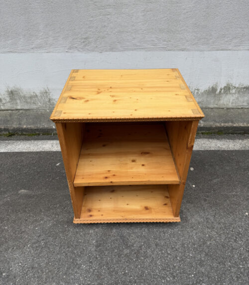 Kleines Regal aus Kiefernholz mit geschnitzter Zierkante