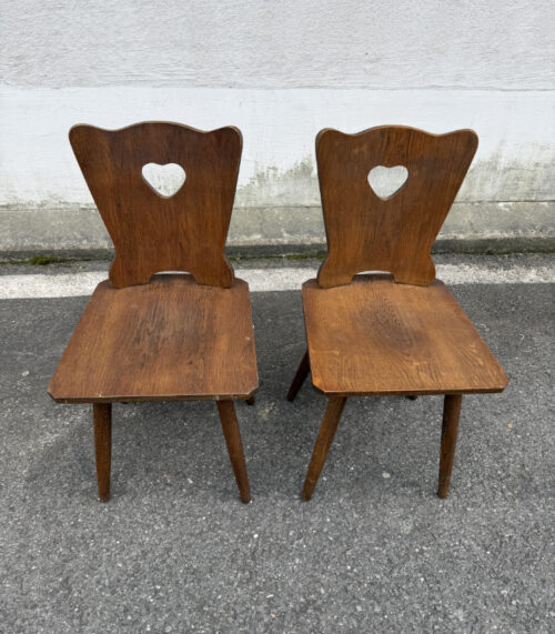 2er-Set antike Bauernstühle aus Eichenholz mit Herz-Ausschnitt