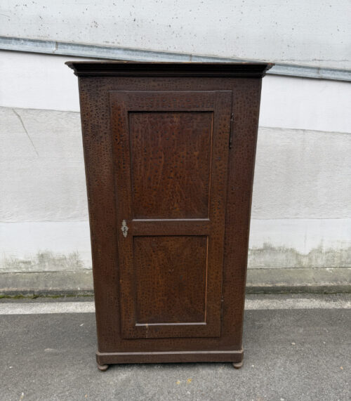 Antiker Bauernschrank mit strukturierter Oberfläche – Originales Einzelstück aus Massivholz