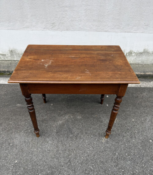 Antiker kleiner Tisch aus Eiche mit Schublade und Drechselbeinen
