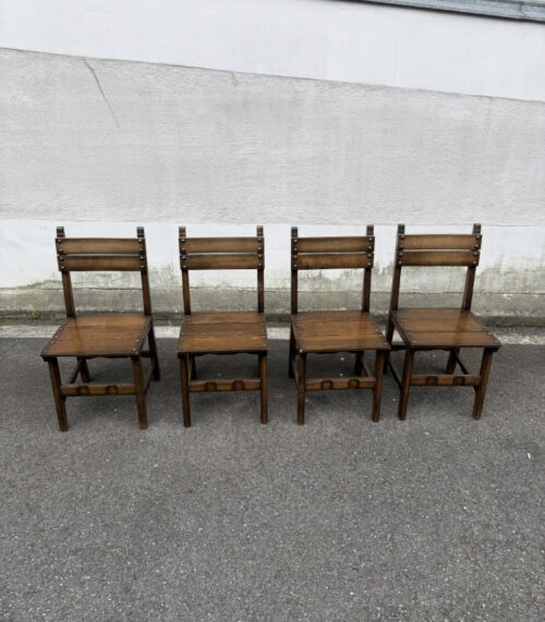 4er-Set rustikale Eichenstühle mit Metallnieten
