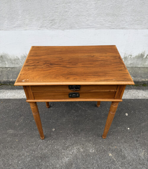 Gründerzeit inspirierter Nähtisch aus Nussbaumholz mit zwei Schubladen