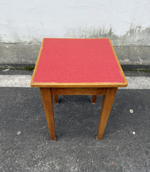 Vintage Holz Hocker mit roter Linoleum Sitzfläche ca. 1950er Jahre