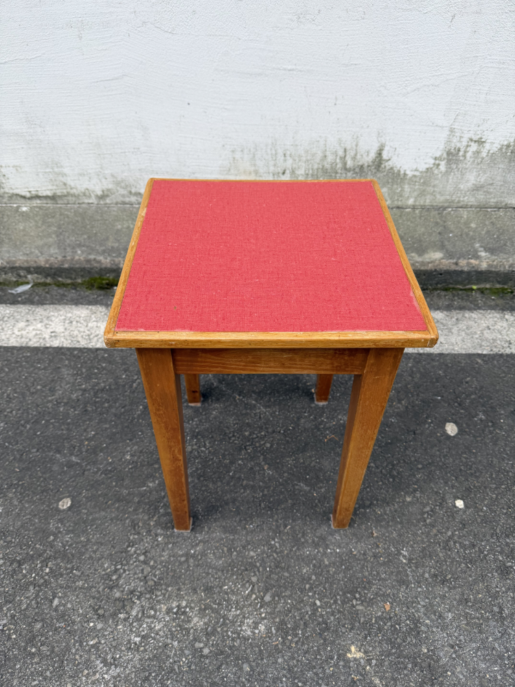 Vintage Holz Hocker mit roter Linoleum Sitzfläche ca. 1950er Jahre