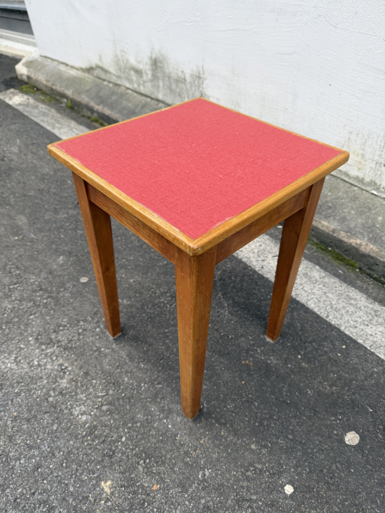Vintage Holz Hocker mit roter Linoleum Sitzfläche ca. 1950er Jahre – Bild 3