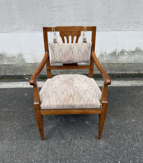 Antiker Biedermeier Armlehnstuhl aus Nussbaum, um 1860