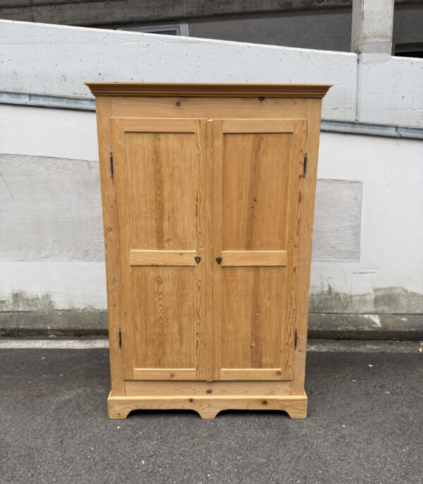 Antiker Fichtenschrank mit Doppeltüren Landhausstil