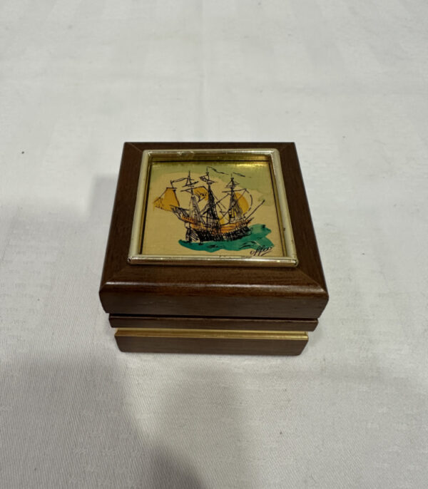 Kleine Schmuckschatulle mit Segelschiff-Motiv auf Goldgrund