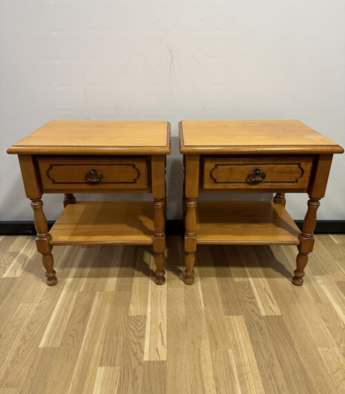 2er-Set klassische Nachttische aus massiver Buche mit Schublade