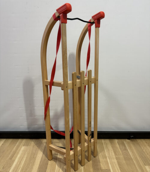 Davoser Holzschlitten von Crane mit Metallkufen und Zugband – FSC-zertifiziert