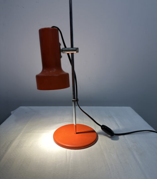 Tischlampe im Mid-Century Stil in Rot-Orange mit verstellbarem Spotkopf