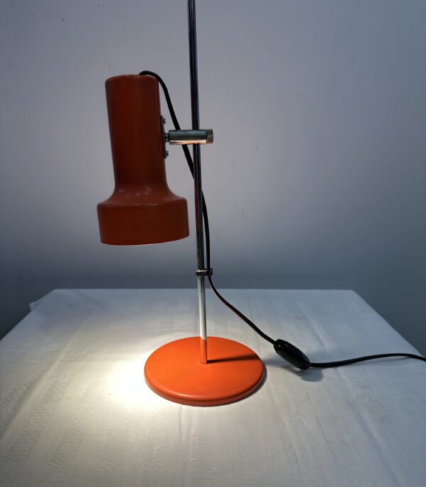 Tischlampe im Mid-Century Stil in Rot-Orange mit verstellbarem Spotkopf