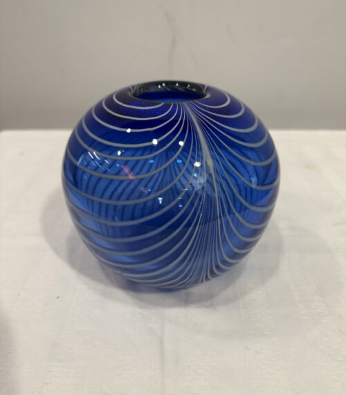 Murano Glasvase in Kobaltblau mit weissem Spiraldekor – Handgeblasen