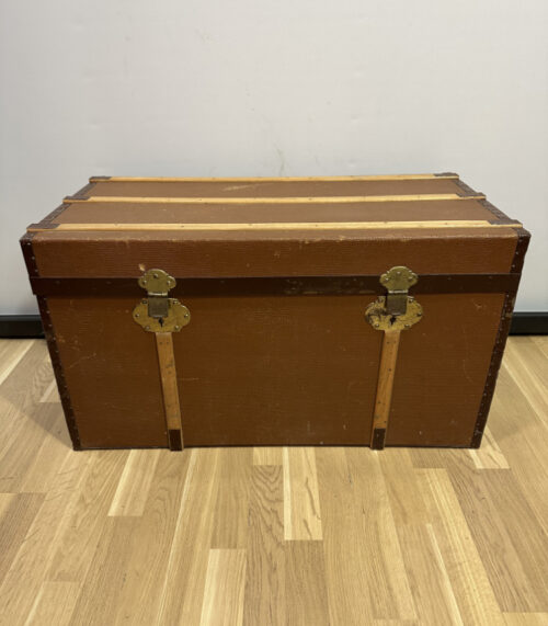 Antike Reisetruhe mit Messingbeschlägen, um 1920