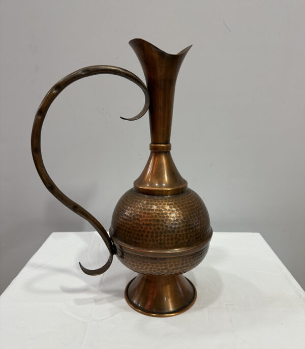 Kupferkrug mit Hammerschlag und geschwungenem Henkel um 1950