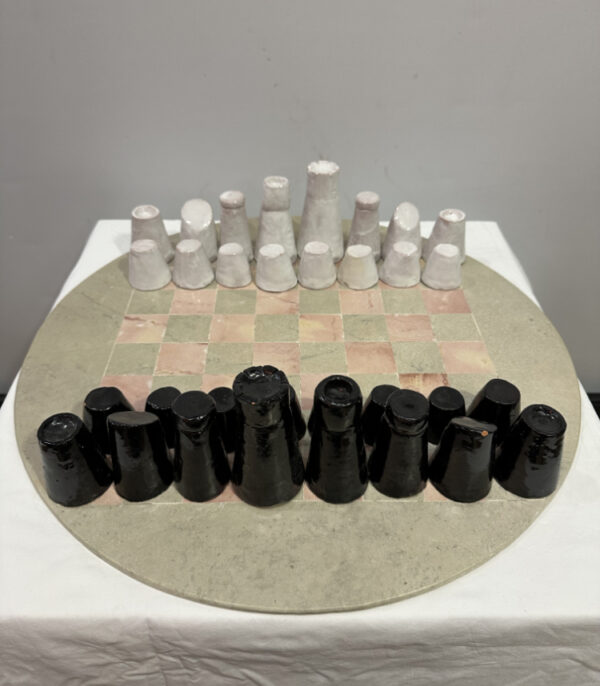 Handgefertigtes Schachspiel aus Keramik und Naturstein