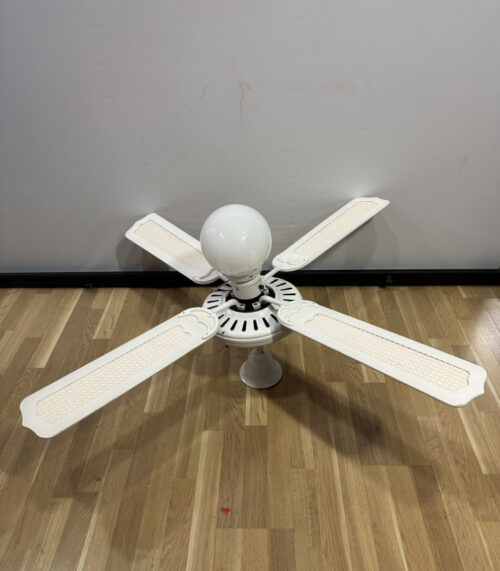 Weisser Deckenventilator mit Licht, klassisches Modell im Landhausstil