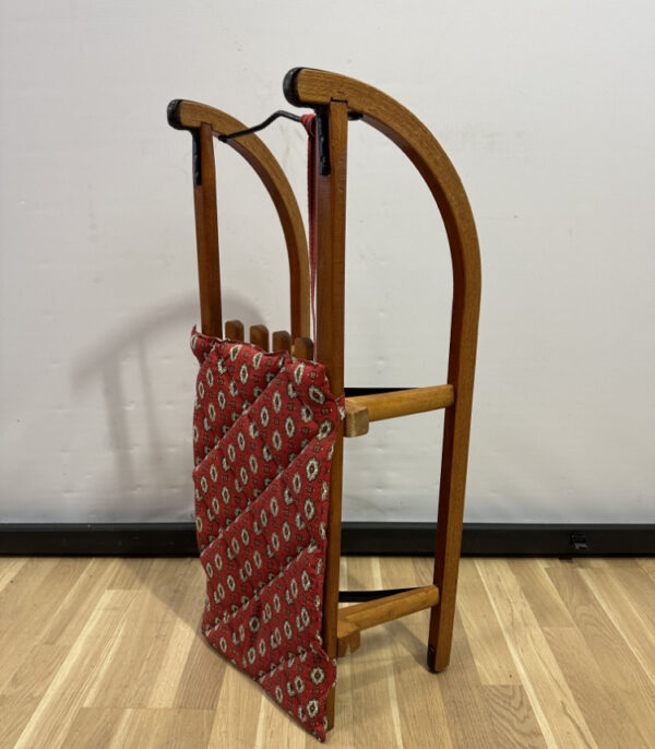 Vintage Holzschlitten mit roter Sitzauflage, ca. 1960er Jahre