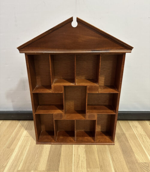 Vintage Wandregal in Hausform aus Holz, Sammler Vitrine