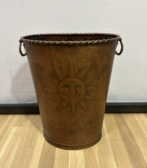 Antiker Schirmständer aus Kupfer mit Sonnenmotiv