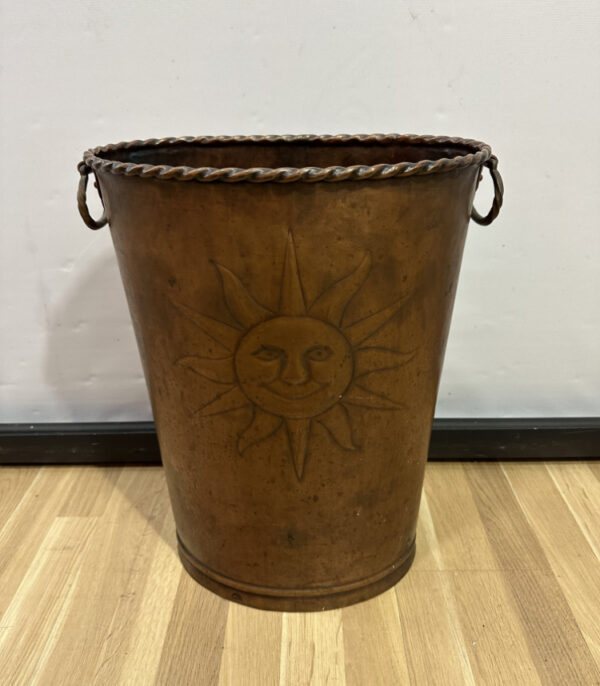 Antiker Schirmständer aus Kupfer mit Sonnenmotiv