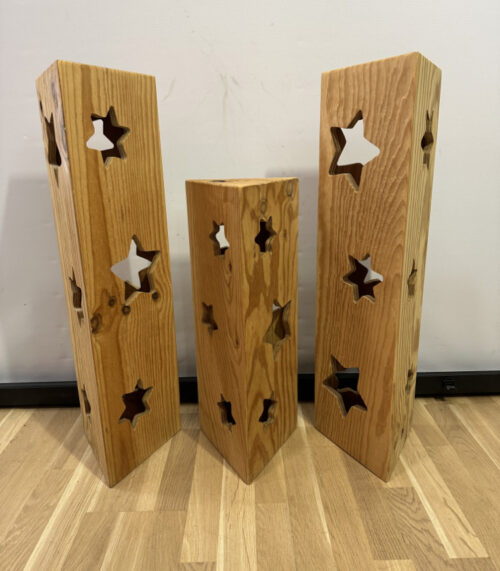 Weihnachtliche Holzsäulen mit Stern-Ausschnitten für Kerzenlicht (3er-Set)