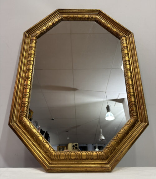 Vintage achteckiger Wandspiegel mit Goldrahmen und Ornamentprägung ca. 1960-1980
