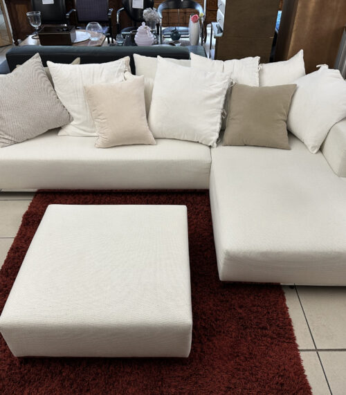 Wohnlandschaft mit Hocker in Weiss – Grosszügiges Ecksofa mit Kissen