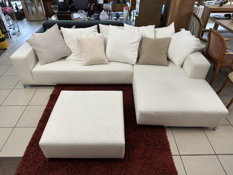 Wohnlandschaft mit Hocker in Weiss – Grosszügiges Ecksofa mit Kissen