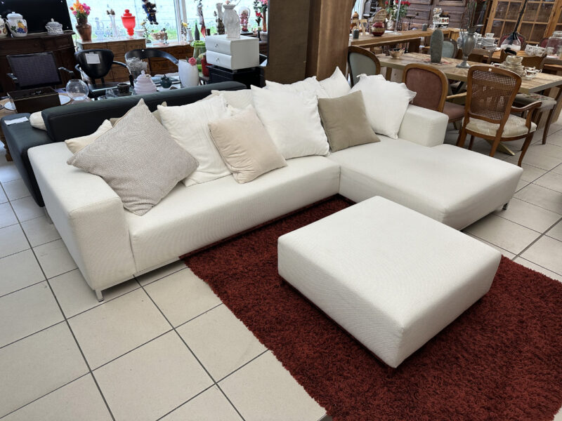 Wohnlandschaft mit Hocker in Weiss – Grosszügiges Ecksofa mit Kissen – Bild 2