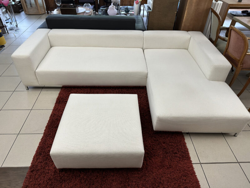 Wohnlandschaft mit Hocker in Weiss – Grosszügiges Ecksofa mit Kissen – Bild 3