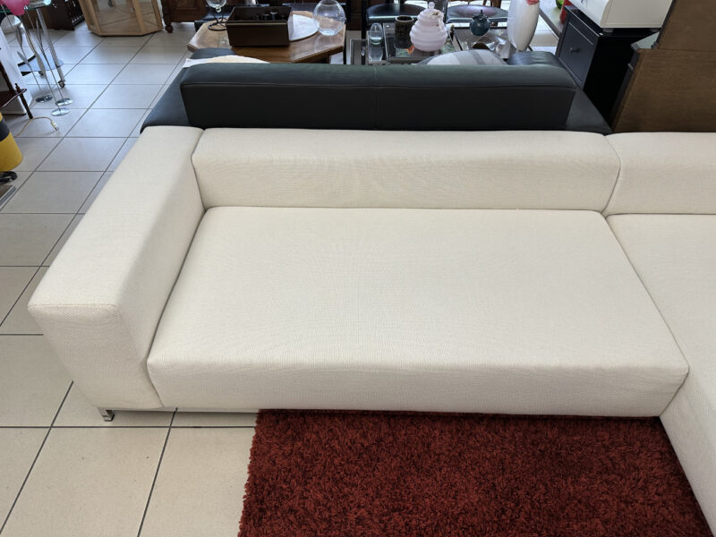 Wohnlandschaft mit Hocker in Weiss – Grosszügiges Ecksofa mit Kissen – Bild 4