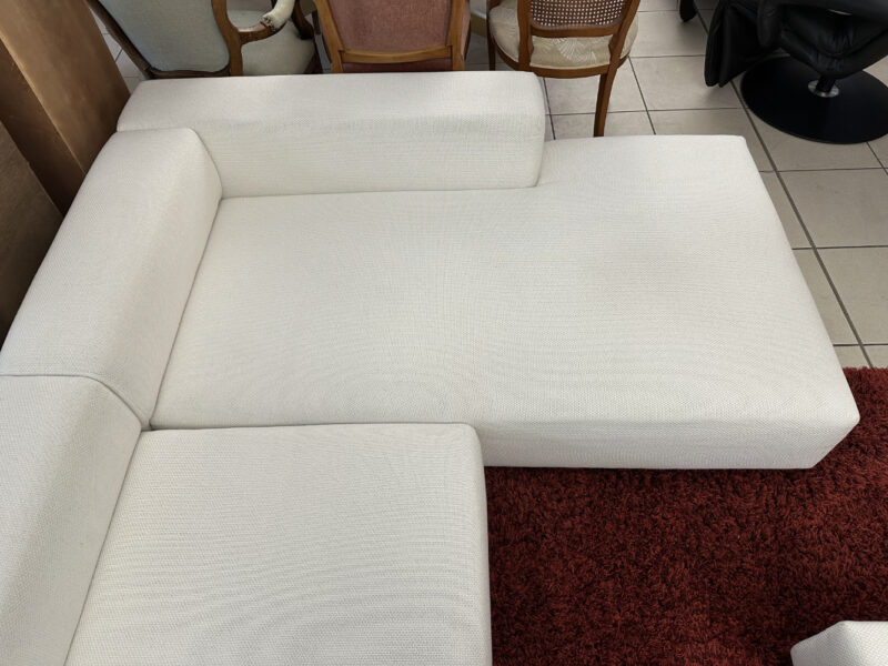 Wohnlandschaft mit Hocker in Weiss – Grosszügiges Ecksofa mit Kissen – Bild 5