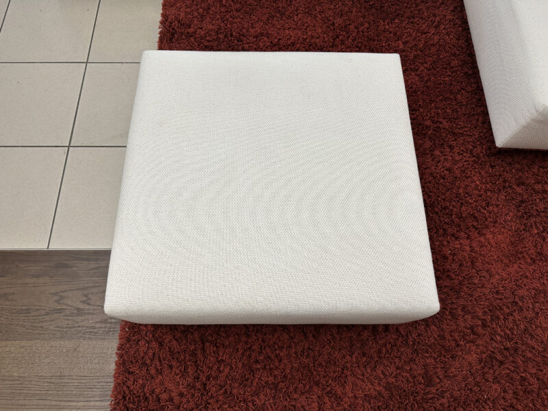 Wohnlandschaft mit Hocker in Weiss – Grosszügiges Ecksofa mit Kissen – Bild 6