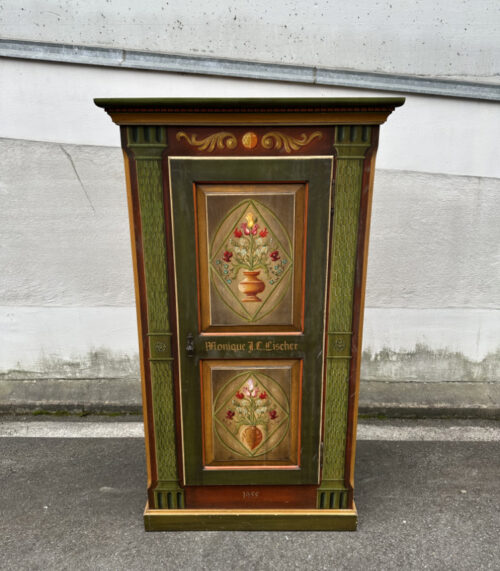 Bauernschrank mit Blumenmalerei von 1955 – Handbemalter Holzschrank mit Tradition