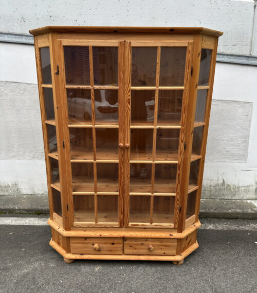 Landhaus Vitrine aus Kiefernholz mit Beleuchtung und Schubladen